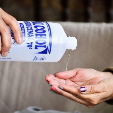 Uso excesivo de alcohol puro o en gel puede provocar dermatitis