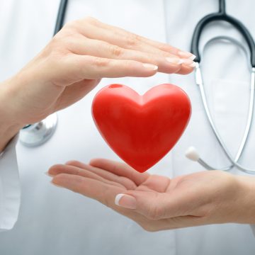 Doctor holding heart ¿Qué debo hacer para tener un corazón saludable?