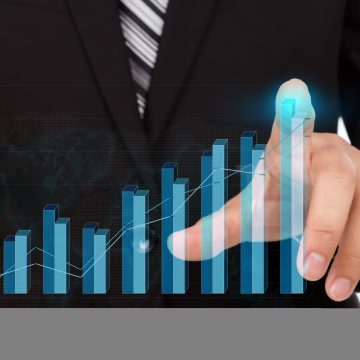 Business man pressing high tech type of modern graph on a virtua 10 beneficios de tener una certificación en desarrollo sostenible como profesional y para una empresa