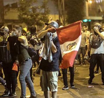 ¿Cómo influye el contexto político y social en el comportamiento del consumidor?