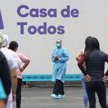 Más de 100 adultos mayores en estado de abandono y cuidadores reciben talleres de apoyo emocional en la Casa de Todos