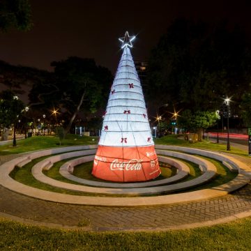 Árbol Navidad - Coca-Cola San Isidro enciende la Navidad con árbol de Coca-Cola hecho de botellas 100% recicladas
