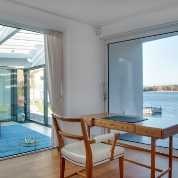 Luxury beach house with glass windows and the beautiful scenery of the sea in the background 4 datos del mercado de casas de playa y de campo en la nueva normalidad