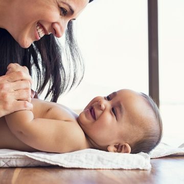 Mother changing diaper to toddler Kimberly – Clark lanza banco de talentos para promover la reinserción laboral para madres peruanas