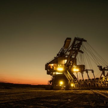 mining-excavator-1736293_1280 Actividad minera se dispara y marca un hito en el 2020