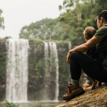 Mother and daughter overlooking a waterfall in Northern NSW, Australia Natura se convierte en la mayor Empresa B del mundo