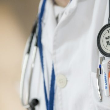 doctor-563428_1280 Pacientes pueden reservar citas y atenderse de manera más rápida, economía y segura con clínica digital peruana “TuDoc”