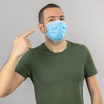 young-man-wearing-face-medical-mask-pointing-himself-with-finger-white-isolated Microempresarios: 4 consejos para ‘sobrevivir’ a la segunda cuarentena