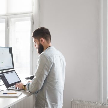 Young bearded man working at his office Herramientas Tecnológicas, el Aliado Perfecto para Satisfacer la Demanda del Cliente en el Nuevo Normal Digital