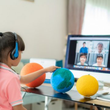 ¡Cuidado con los audífonos durante el teletrabajo y la educación virtual! Conoce cuál es el volumen adecuado para utilizarlos