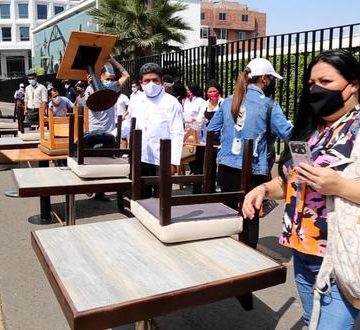 AN4BGRQMHND5ZGAC6RN3AJEVRA Trabajadores y propietarios de restaurantes se movilizaron a los exteriores del Mincetur y Produce para realizar manifestación pacífica