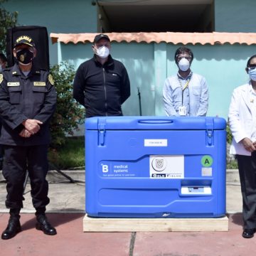 Donación - PNP Cajamarca Gold Fields dona equipos de frío a la PNP para conservar el traslado de vacunas