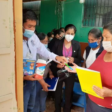 Julio Garay entregó utiles escolares. Julio Garay imparte charla de emprendimiento y motivación a internos del penal de Ayacucho