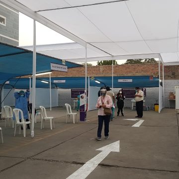 Clínicas San Pablo Surco y San Juan Bautista se suman a la campaña «Pongo el Hombro por el Perú» e inician vacunación de adultos mayores contra la COVID-19