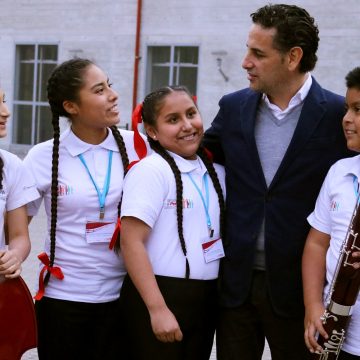 Estudiantes de Sinfonía por el Perú y Juan Diego Flores, fundador y presidente ejecutivo de Sinfonía por el Perú A1 Sinfonía por el Perú cumple una década transformando la vida de más de 30 mil niños a través de la música