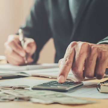 accountant using calculator to calculate of money budget on desk in office. business finance and accounting Recomendaciones para usar adecuadamente la CTS