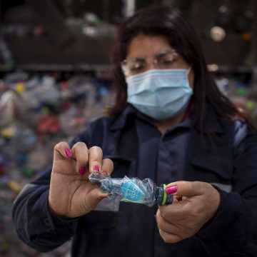 Sonia-Hilario-Centro-Acopio-GH-Ciudad-Saludable-Reciclaje Día Mundial del Reciclaje: conoce las iniciativas de Coca-Cola Perú y Arca Continental Lindley para lograr un Mundo Sin Residuos