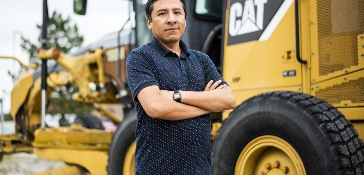 Peruano logra ser el primer graduado internacional del programa ThinkBIGGER de Caterpillar 