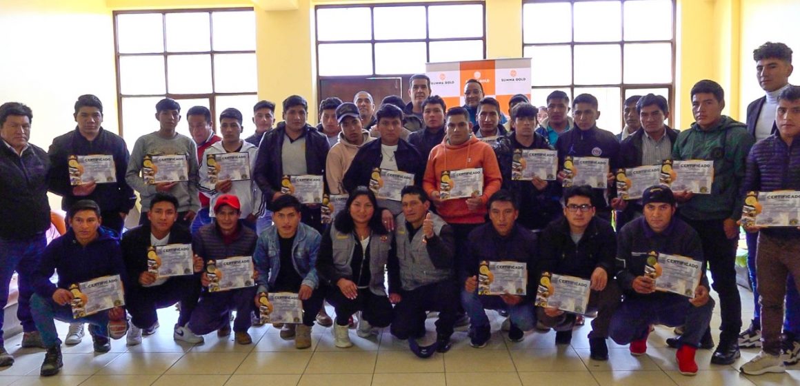 Huamachuco: minera Summa Gold certifica a jóvenes para trabajar como operadores de maquinaria pesada