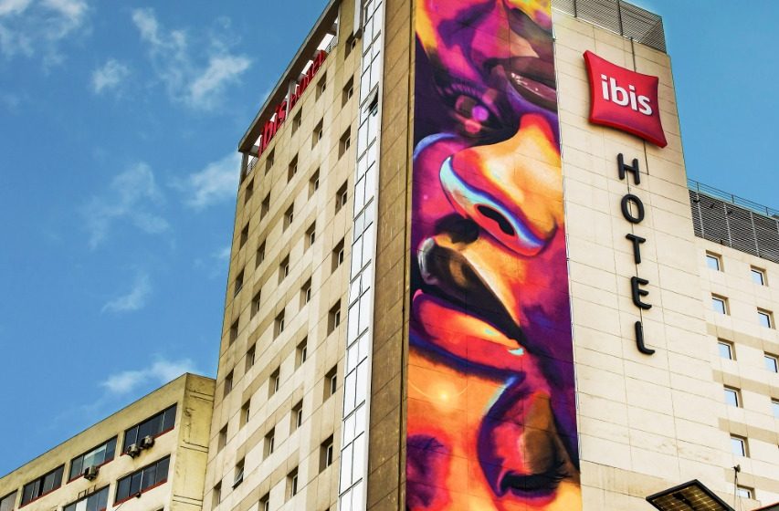 STREET ART: CONOCE EL MURAL DESCONTAMINANTE MÁS GRANDE DE PERÚ EN EL IBIS LIMA LARCO MIRAFLORES