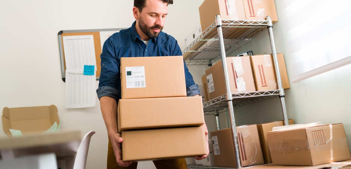 Busy latin man running a start-up company Emprendedor: ¿Debes enviar tus productos al interior del país? Estas son las 4 claves que debes tener en cuenta
