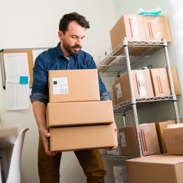Busy latin man running a start-up company Emprendedor: ¿Debes enviar tus productos al interior del país? Estas son las 4 claves que debes tener en cuenta