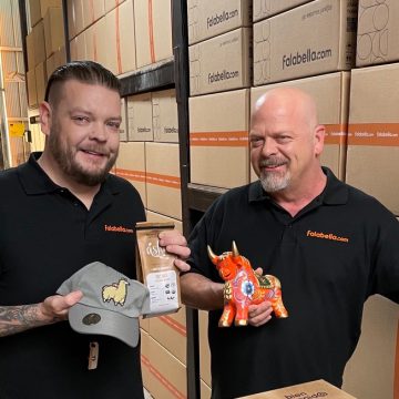 Rick-y-Corey-2 Personajes de «El Precio de la Historia» recibieron productos de emprendedores peruanos durante su visita a Chile