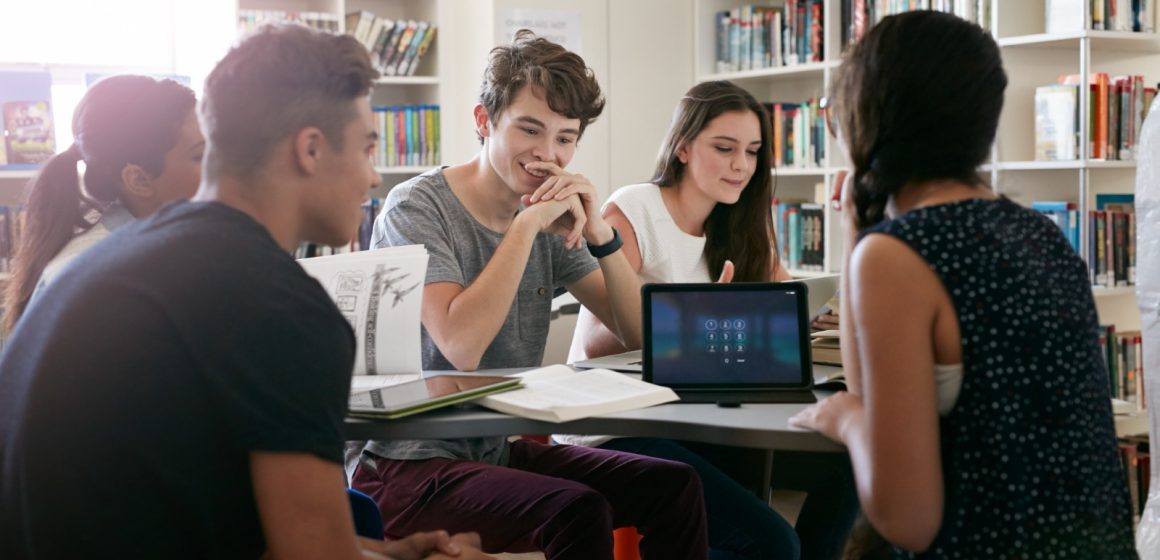 Trabajo y educación híbrido seguirán evolucionando este 2023 con ayuda de la analítica y la conectividad