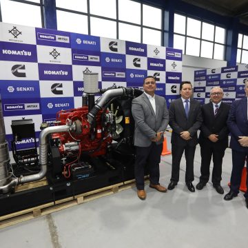 KMMP Donacion de equipo Arequipa (1) Komatsu-Mitsui dona maquinaria de alta tecnología para estudiantes de mecatrónica automotriz