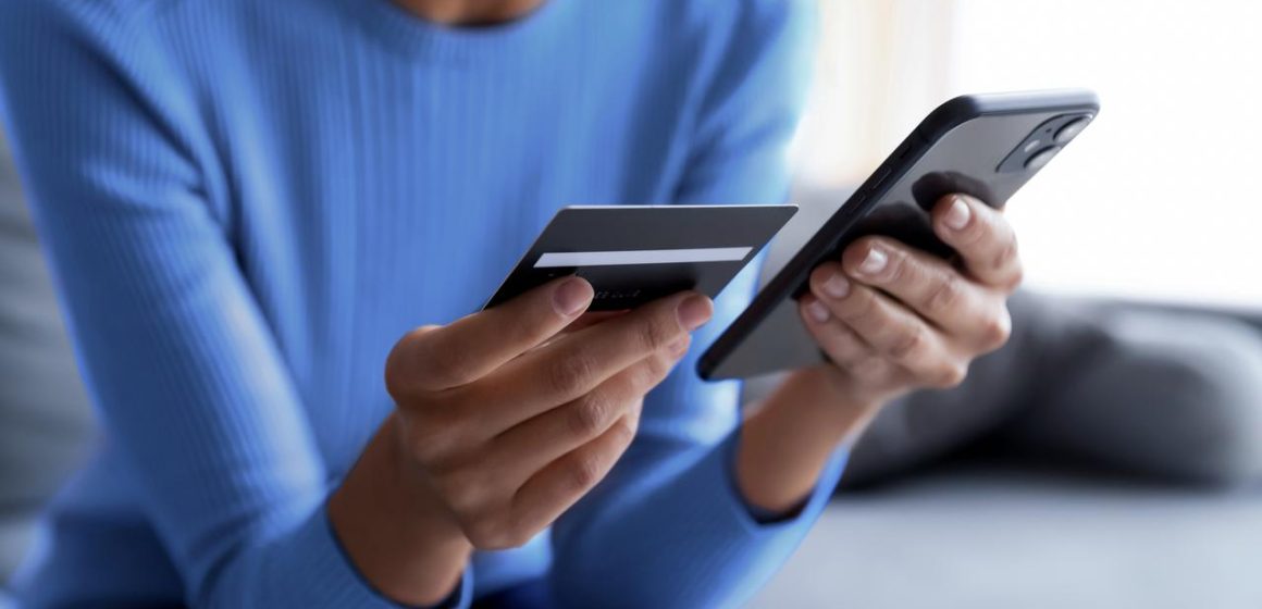 Mujer pagando online - woman paying online (1) Movistar: Recomendaciones para prevenir suplantación de identidad y fraudes digitales