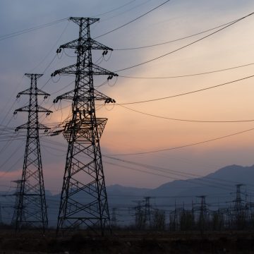 big Electricity pylons SPR: Costos marginales de electricidad se disparan y vuelven a superar los US$200 el megavatio hora