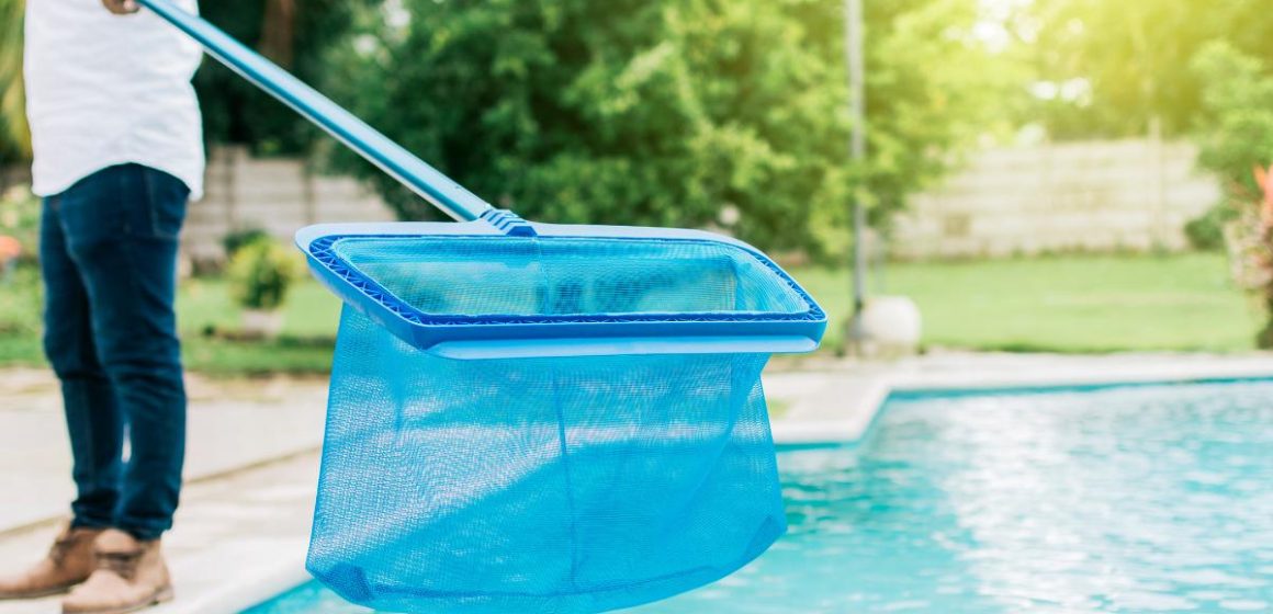 Guía básica para limpiar una piscina y mantenerla todo el año