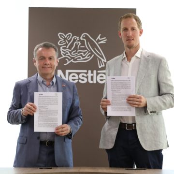 2. NESTLÉ PERÚ Y SINBA FIRMAN ALIANZA PARA RECICLAR POR PRIMERA VEZ PLÁSTICO FLEXIBLE EN PERÚ Nestlé Perú y SINBA firman alianza para reciclar por primera vez plástico flexible en el Perú