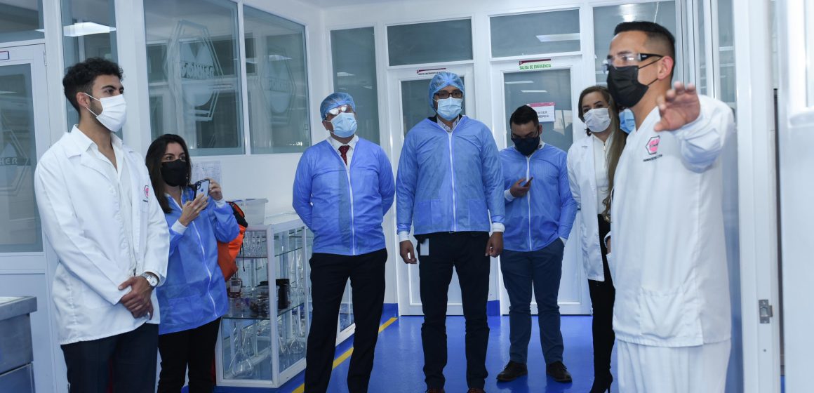 Zegel anunció que entregará becas integrales para hacer una carrera técnica en Farmacia