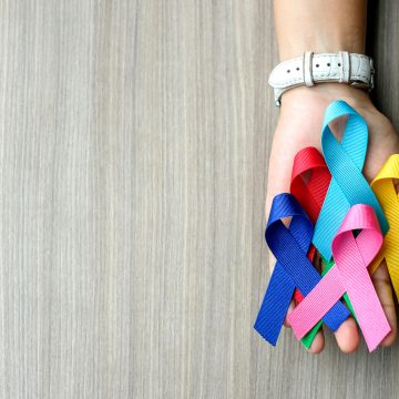 World cancer day (February 4). colorful awareness ribbons; blue, red, green, pink and yellow color on wooden background for supporting people living and illness. Healthcare and medicine concept Día Mundial contra el Cáncer: ¿Cómo prevenirlo y qué chequeos debes hacerte?