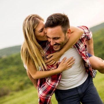 pareja 2 Celebra el amor sin romper el bolsillo: consejos financieros para un San Valentín sin estrés y deudas