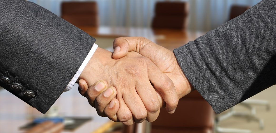 shaking-hands-3091906_1280 8 empresas peruanas entre las que más impacto generaron en Latinoamérica en 2023