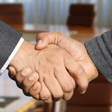 shaking-hands-3091906_1280 8 empresas peruanas entre las que más impacto generaron en Latinoamérica en 2023
