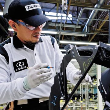 Maestros Takumi, el legado del tacto humano en cada detalle de un auto de lujo