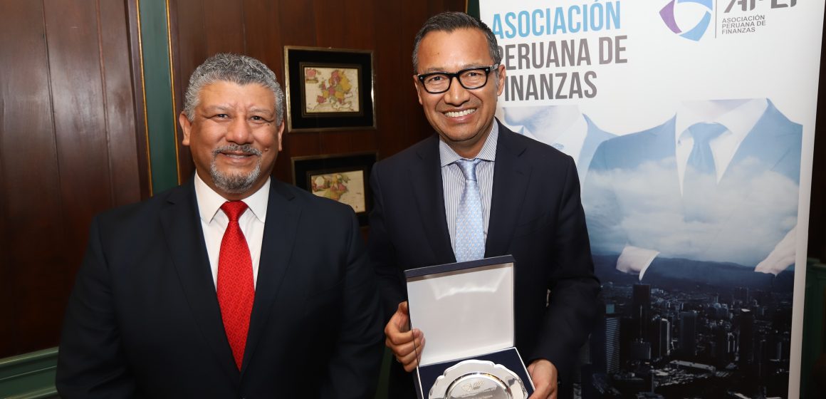 Foto APEF Premiacion 1 APEF realizó reconocimiento al economista peruano Luis Oganes, director de JP Morgan