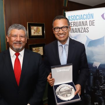 APEF realizó reconocimiento al economista peruano Luis Oganes, director de JP Morgan