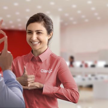 Claro recibe distinción por promover la atención inclusiva a personas con discapacidad