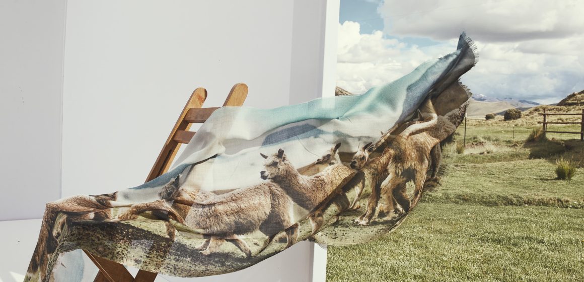 Estola Yori KUNA: Estas son las piezas de alpaca que no pueden faltar en tu closet para esta temporada