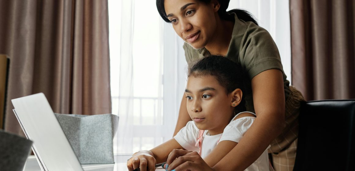 ¿Cómo proteger a tus hijos de contenidos peligrosos en internet?