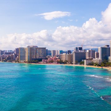 An aerial view of Waikiki Wall and Diamond Head in Honolulu, USA Cuba se reposiciona como un destino de moda para el 2024