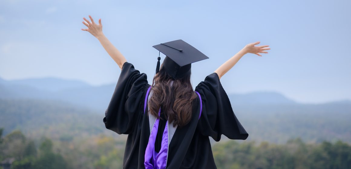 Portrait,Of,Happy,University,Woman,Graduates,With,Landscape,Mountains,Sunset Doble titulación para estudiantes peruanos: 8 de cada 10 empresas buscan profesionales con experiencia internacional