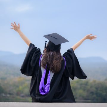 Portrait,Of,Happy,University,Woman,Graduates,With,Landscape,Mountains,Sunset Doble titulación para estudiantes peruanos: 8 de cada 10 empresas buscan profesionales con experiencia internacional