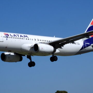 LATAM_A320-233_LV-BSJ_(33907622701) LATAM Airlines Perú, la aerolínea peruana con menor tasa de reclamos del 2024