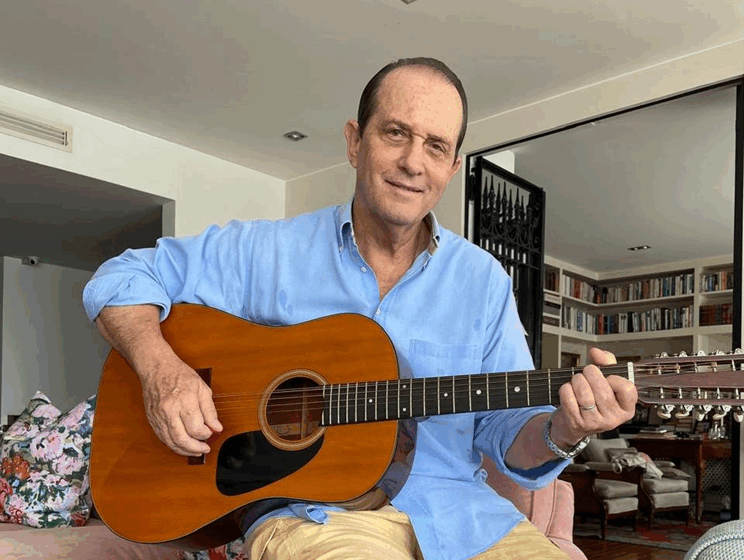 image Tony Custer presenta un disco inspirado en el amor familiar y la realidad global