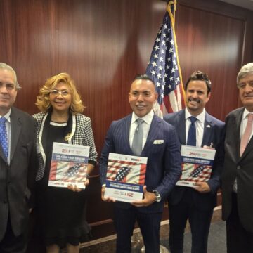 Juan Chipoco, el peruano que conquistó Estados Unidos, es reconocido en El Capitolio